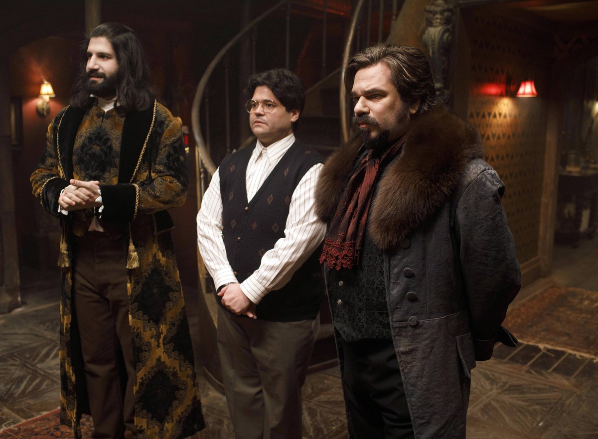 WHAT WE DO IN THE SHADOWS 2019- serie TV creee par Jemaine Clement et Taika Waititi saison 1 episode 1 Kayvan Novak Harvey Guillen Matt Berry. mockumentary; documenteur; documentaire parodique; vampir ...
