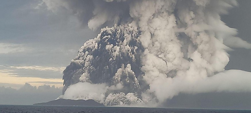 Die unbewohnte Vulkaninsel Hunga-Tonga-Hunga-Ha'apai ist laut Satellitenbildern nach der Explosion fast völlig verschwunden.