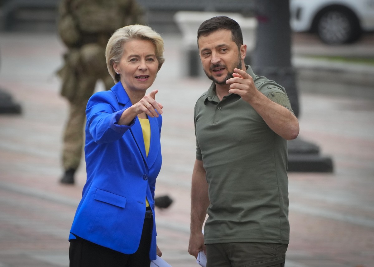 ARCHIV - 15.09.2022, Ukraine, Kiew: Wolodymyr Selenskyj (r), Pr�sident der Ukraine, und Ursula von der Leyen, Pr�sidentin der Europ�ischen Kommission, unterhalten sich w�hrend ihres Treffens. (zu dpa: ...
