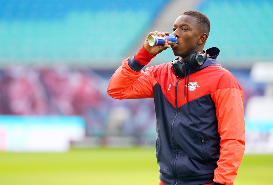 RB Leipzig - Augsburg / Fussball Bundesliga Leipzig, 21.12.2019, Red Bull Arena, Fussball, Bundesliga, 17.Spieltag , RB Leipzig vs. FC Augsburg 3:1 0:1 , Platzbegehung / Pitchwalk. Im Bild: Amadou Hai ...