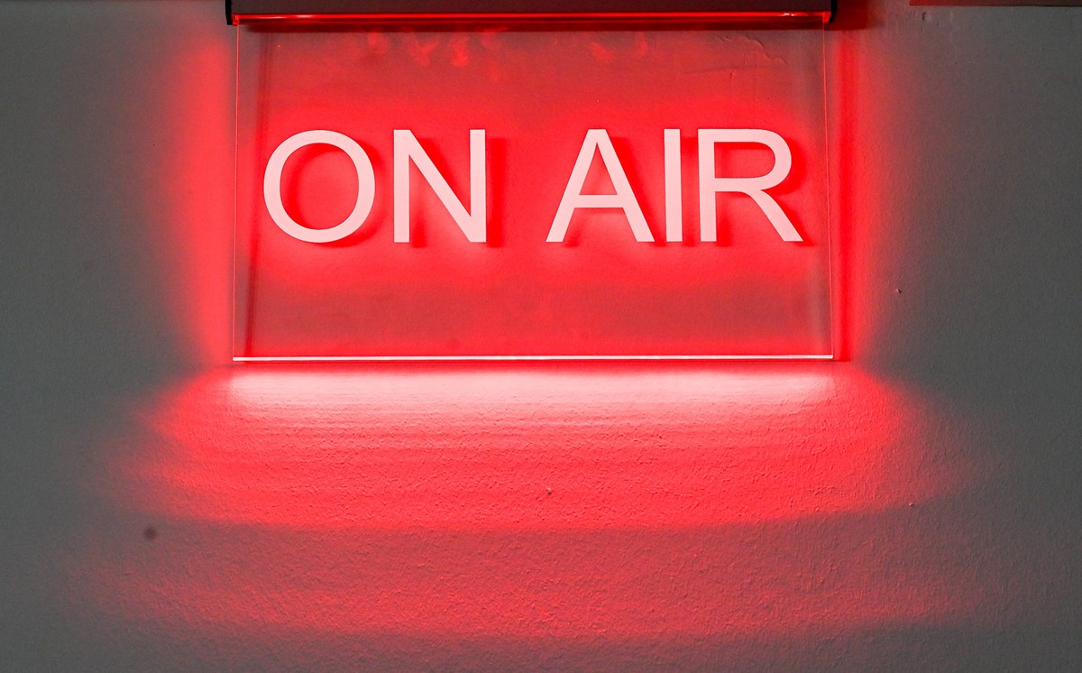 ARCHIV - 27.06.2022, Berlin: IlLUSTRATION - Ein Schild mit der Aufschrift &quot;On Air&quot; bei einem Pressetermin zur Vorstellung des crossmedialen Newscenters (CNC) auf dem RBB-Gelände an der Masur ...