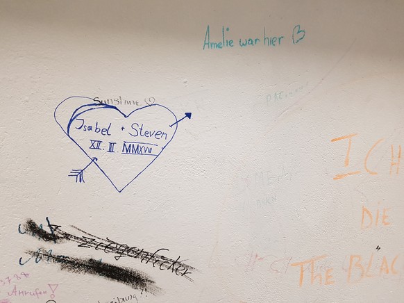 Eine gewisse Amelie war vor mir hier. Und zwischen Isabel und Steven hat es offenbar gefunkt. 