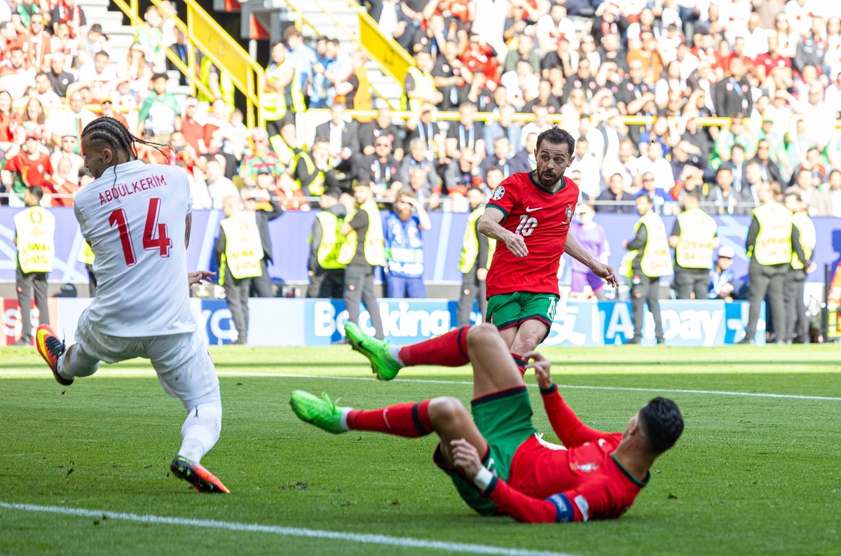 Football - UEFA EURO, EM, Europameisterschaft,Fussball 2024 - Group F - Turkey v Portugal DORTMUND, GERMANY - Saturday, June 22, 2024: Portugal s Bernardo Silva scores the first goal during the UEFA E ...