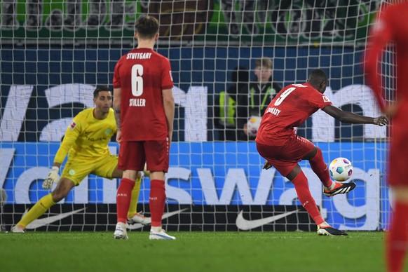 dpatopbilder - 02.03.2024, Niedersachsen, Wolfsburg: Fußball, Bundesliga, 24. Spieltag, VfL Wolfsburg - VfB Stuttgart, Volkswagen Arena: Stuttgarts Serhou Guirassy schießt einen Strafstoß gegen Wolfsb ...