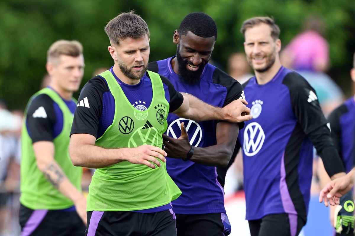 10.06.2024, Bayern, Herzogenaurach: Fußball: EM, Nationalmannschaft, Training, Deutschlands Niclas Füllkrug (l) und Antonio Rüdiger während des öffentlichen Trainings im Adi-Dassler-Stadion. Foto: Fed ...