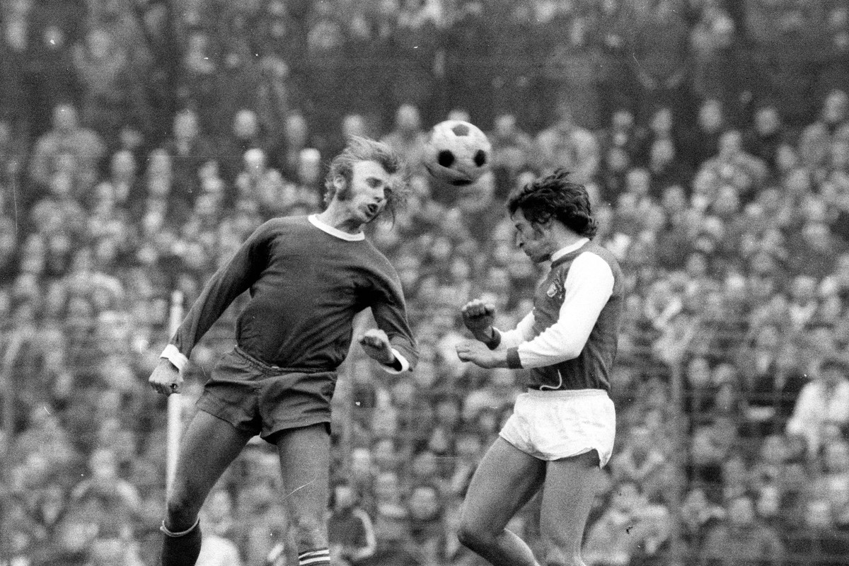 1. September 1972: Haare und Koteletten wehen im Herbstwind. Klaus Scheer (l.) im Kopfballduell mit Kölns Heinz Flohe. Köln kassiert an diesem Tag eine 6:2-Klatsche, Scheer netzt fünffach.