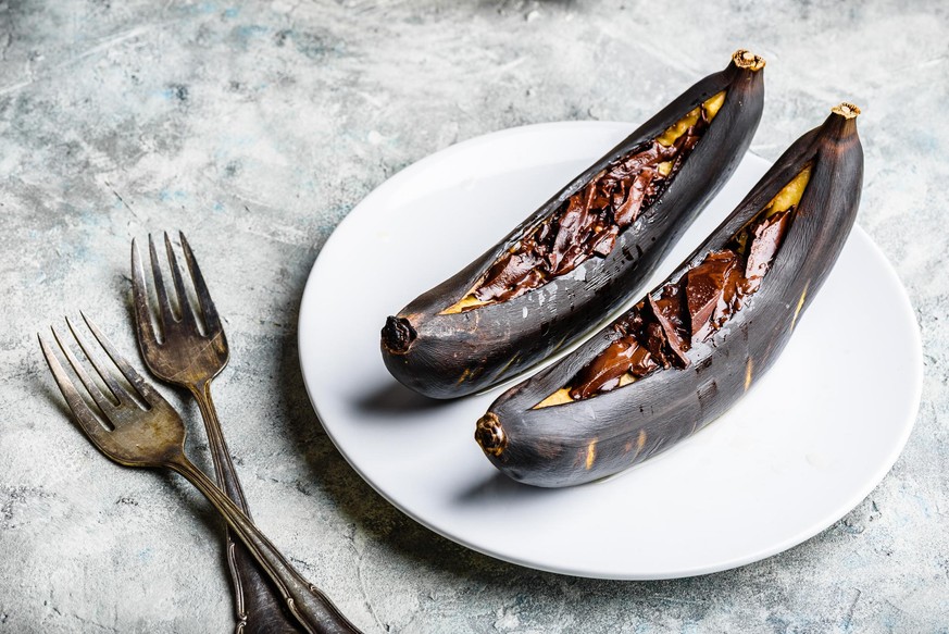 Grilled bananas with dark chocolate and citrus juice