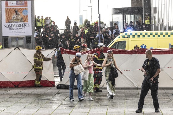 Menschen verlassen das Einkaufszentrum Field's in Kopenhagen, Dänemark. Ein bewaffneter Mann eröffnete am Sonntag das Feuer in dem belebten Einkaufszentrum.
