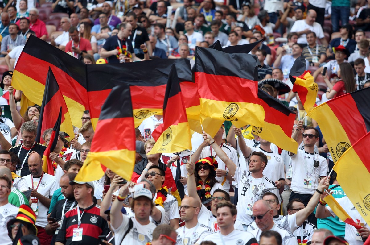 17.06.2018. Moscow, Russian: German and Mexican fans in the stands at FIFA World Cup WM Weltmeisterschaft Fussball Russia 2018, Group F, football match between GERMANY v MEXICO in Luzhniki Stadium in  ...