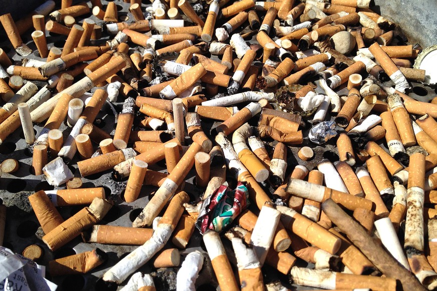 Symbolfoto Rauchen,Zigarettenkippen,Kippe,Glimmstengel,voller Aschenbecher , Zigarette,Laster,Sucht,Droge.