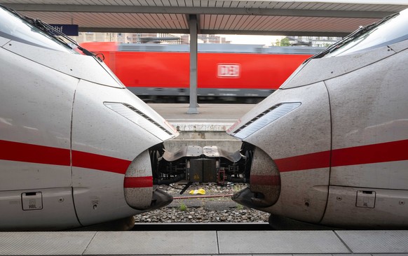 22.06.2023, Bayern, München: Zwei ICE-Züge der Deutschen Bahn sind auf dem Bahnhof zusammengekoppelt. Das Schlichtungsverfahren im Tarifkonflikt bei der Deutschen Bahn beginnt am 17. Juli 2023. In dem ...