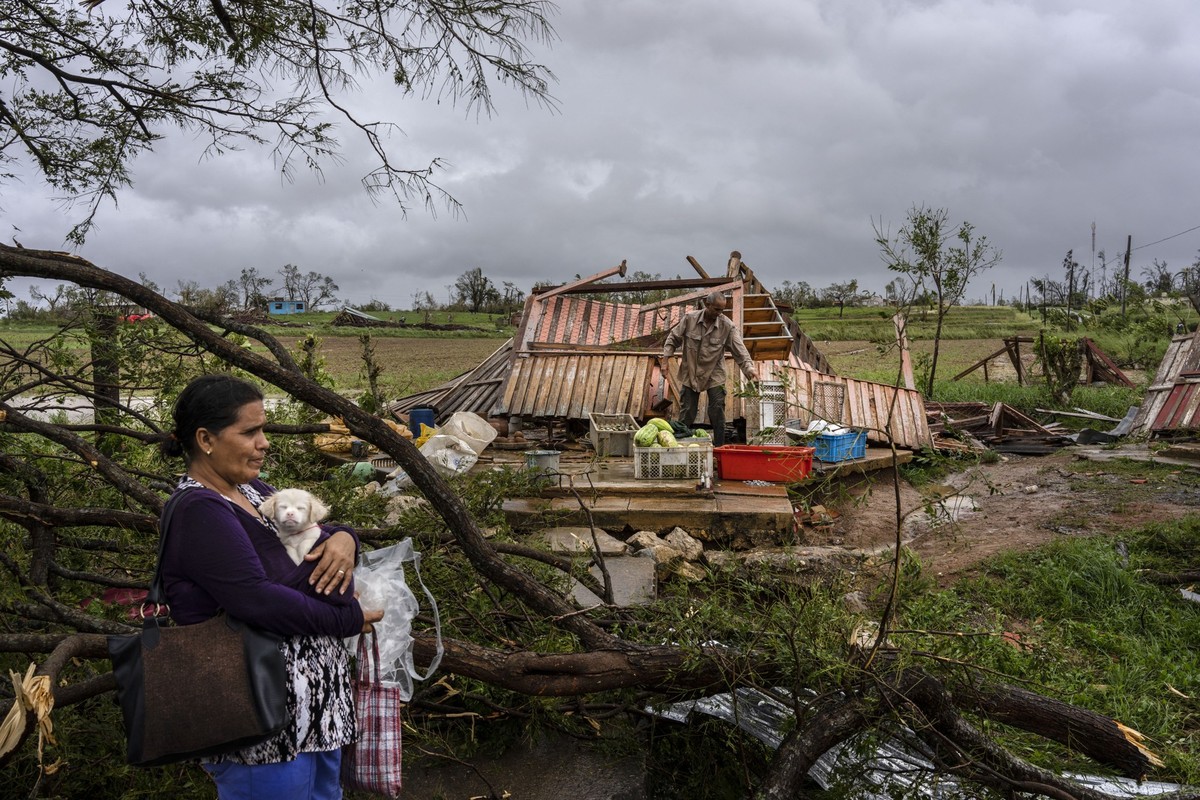 27.09.2022, Kuba, Pinar Del Rio: Mercedes Valdez h�lt ihren Hund Kira, w�hrend sie auf den Transport wartet, nachdem sie ihr Haus durch den Hurrikan �Ian� verloren hat. Foto: Ramon Espinosa/AP/dpa +++ ...