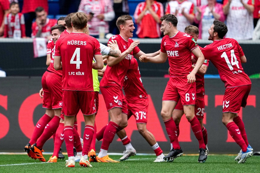 Spieler vom 1. FC Köln, Jubel nach dem Schlusspfiff, Sieg, Sieger, Gewinner, jubelt, jubeln, Freude, optimistisch, Highlight, Action, Aktion, tanzen im Kreis, Teamkreis, Mannschaftskreis, 22.04.2023,  ...