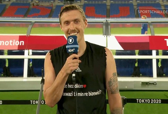 SCREENSHOT - 25.07.2021, Japan, Yokohama: Der Screenshot aus der Olympiaberichterstattung der ARD zeigt Max Kruse, der nach dem Spiel der deutschen U21 Fu�ball-Nationalmannschaft in Yokohama seiner Fr ...