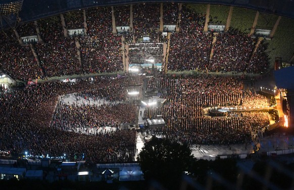 05.06.2022, Bayern, M�nchen: Die britischen Band &quot;The Rolling Stones&quot; spielt im Olympiastadion bei einem Konzert im Rahmen ihrer �Sixty�-Europatour auf der B�hne. In Deutschland spielen die  ...