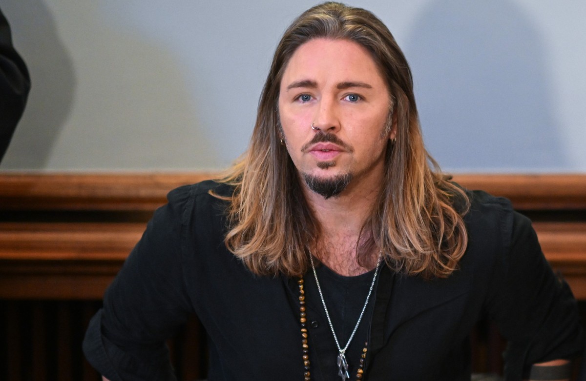 08.11.2023, Sachsen, Leipzig: Der deutsche Rockmusiker Gil Ofarim sitzt im Saal des Landgerichts in Leipzig. Hier läuft der Prozess gegen Ofarim wegen falscher Verdächtigung und Verleumdung. Der Musik ...