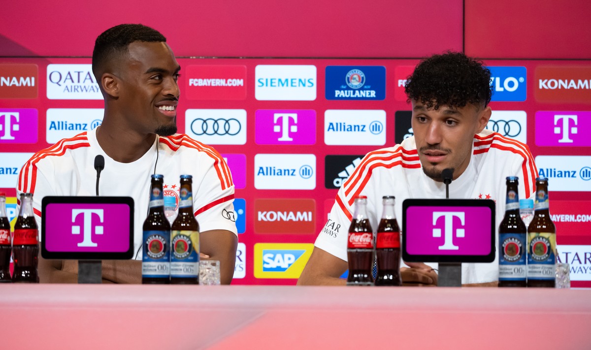 16.07.2022, Bayern, M�nchen: Fu�ball: Bundesliga, Team-Pr�sentation und Training FC Bayern M�nchen in der Allianz Arena. Ryan Gravenberch (l) und Noussair Mazraoui nehmen einer Pressekonferenz teil. S ...