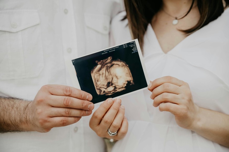 Frau Mann schwanger Kind Ultraschall Foto Bauch