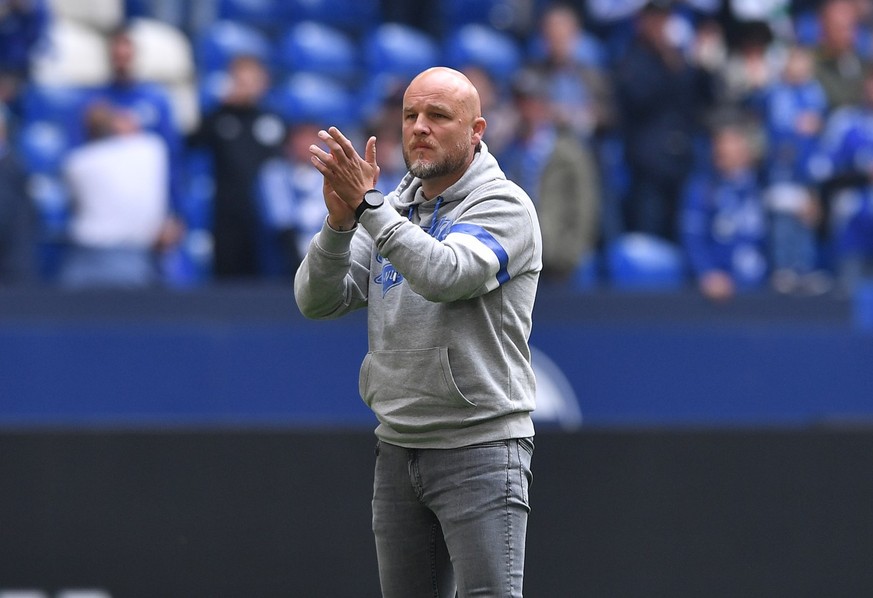 Je nach Schalker Tabellenplatz könnte die finanzielle Punktprämie der Schalke-Spieler durch einen löblichen Applaus von Sportdirektor Rouven Schröder ersetzt werden. 