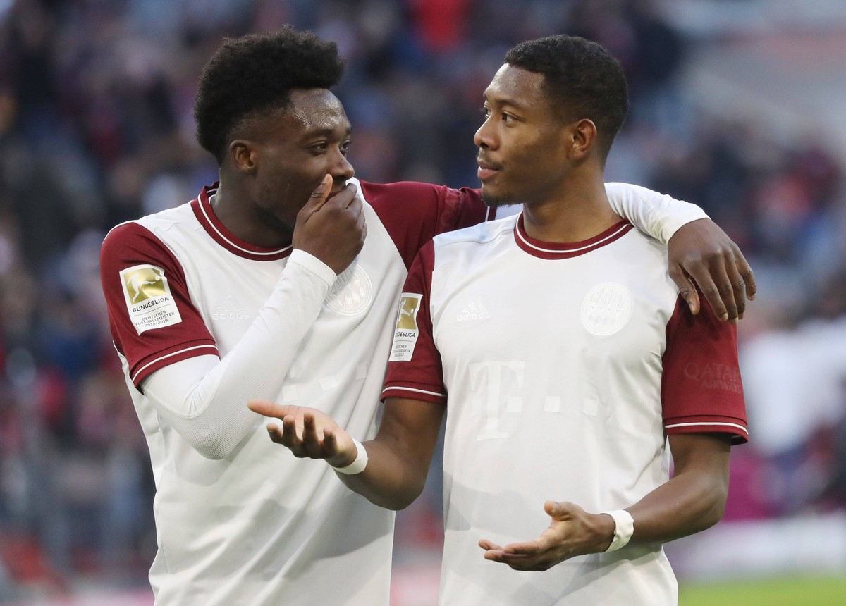 Erinnert ihr euch noch? Am 8. März spielten die Bayern gegen Augsburg. Seitdem gibt es keinen Live-Fußball mehr – aber Gerüchte um einen Transfer von David Alaba (rechts).