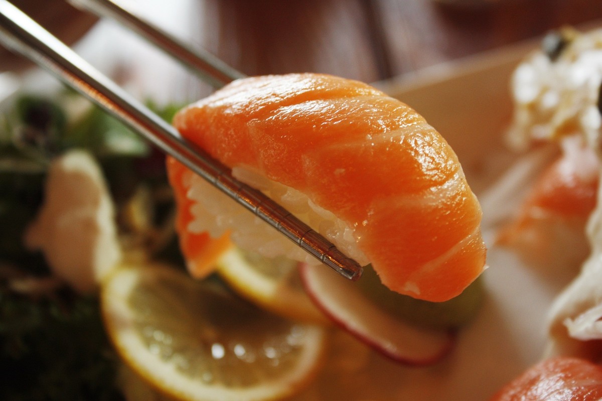 Vielleicht mal wieder leckeres Sushi? Lachsfisch ist reich an Vitamin B.