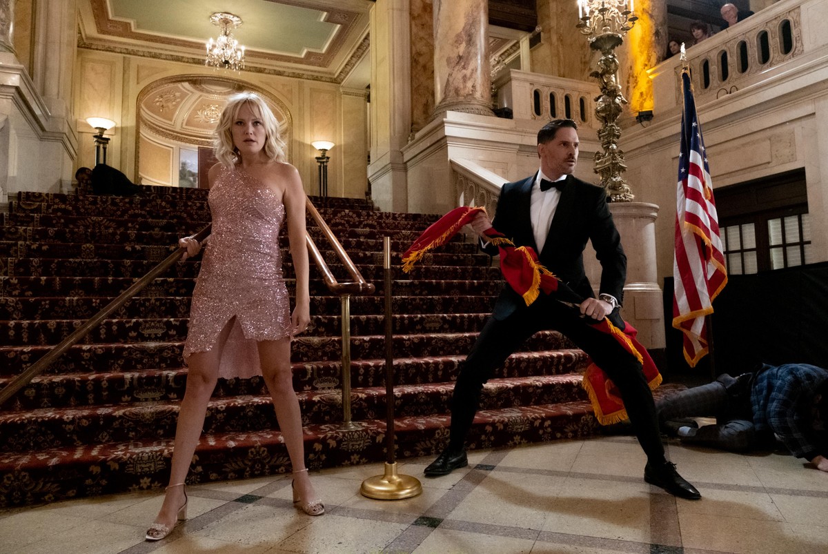 THE SLEEPOVER: (L to R) MALIN AKERMAN as MARGOT, JOE MANGANIELLO as LEO. Cr. CLAIRE FOLGER/NETFLIX © 2020