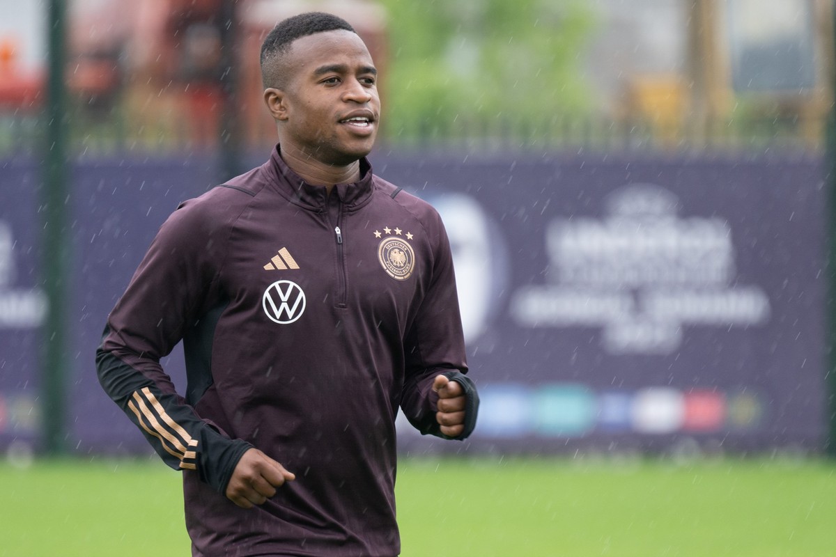20.06.2023, Georgien, Batumi: Youssoufa Moukoko (l), Spieler der deutschen U21-Nationalmannschaft, läuft während des Trainings über den Trainingsplatz. 16 Teams spielen ab dem 21. Juni 2023 in Georgie ...
