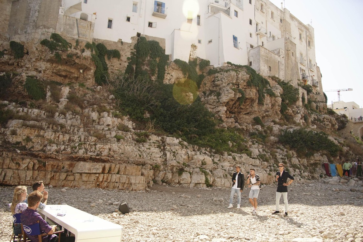 Daniel Muhadzeri, Tizian Hugo und Barto Michalek (v.l.) performen am ersten Set des Auslands-Recalls in Polignano a Mare vor der Jury den Song &quot;Watermelon Sugar_.

Die Verwendung des sendungsbezo ...