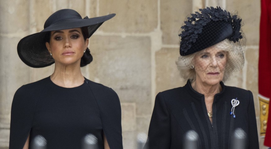 Obseques de la Reine Elizabeth II. AP09222604 19 September 2022. HM Queen Elizabeth II s funeral held at Westminster Abbey. Here, Meghan Markle, Duchess of Sussex, Camilla, Queen Consort Credit: GoffP ...