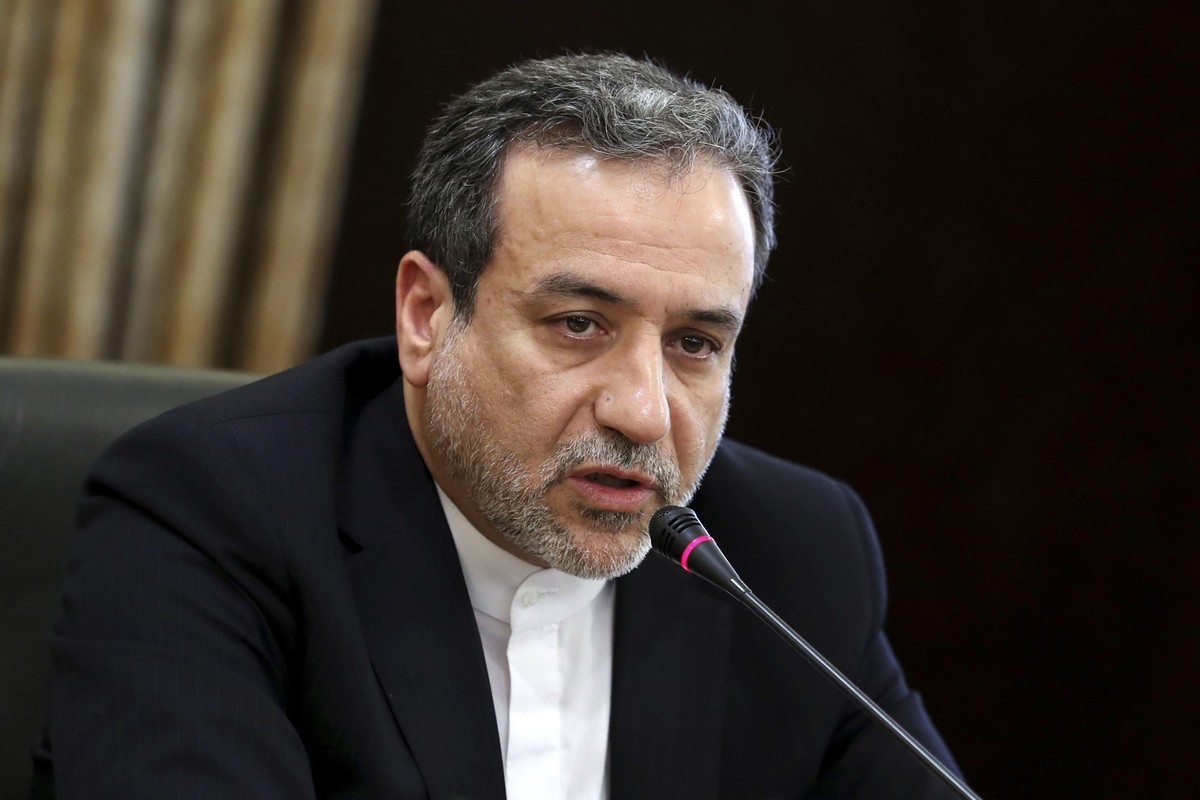 ARCHIV - 07.07.2019, Iran, Teheran: Irans Au�enminister Abbas Araghchi spricht auf einer Pressekonferenz. (zu dpa: �Iran verurteilt gezielte T�tung von Hisbollah-Kommandeur�) Foto: Ebrahim Noroozi/AP/ ...