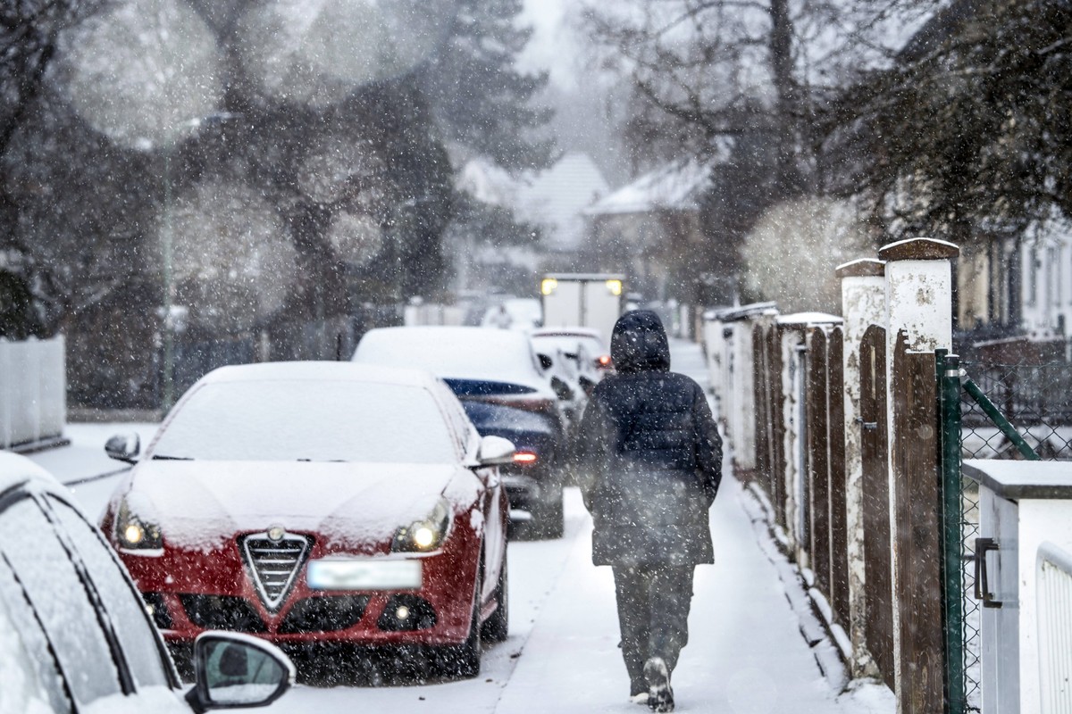 News Bilder des Tages Wintereinbruch, Schneefall morgens in Waldperlach, verschneite B