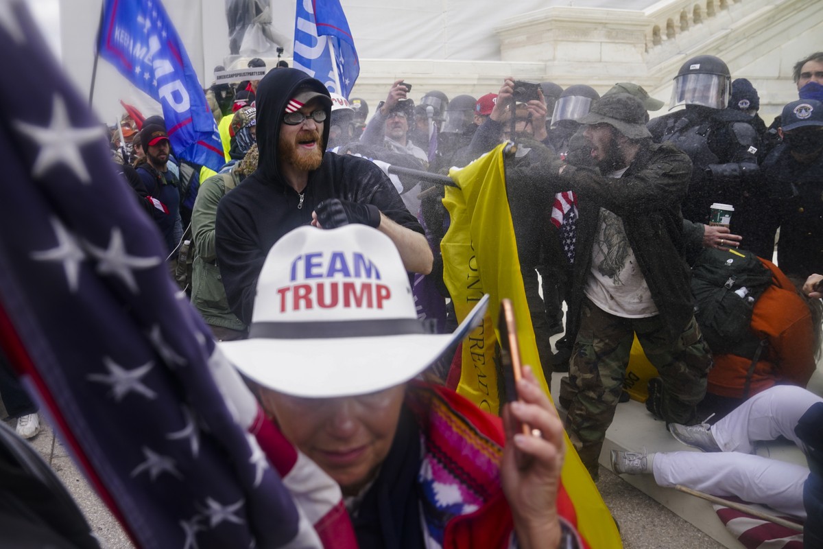 06.01.2021, USA, Washington: Trump-Anh�nger versuchen am Kapitol durch eine Polizeiabsperrung zu brechen. W�hrend der Kongress sich darauf vorbereitet, den Sieg des gew�hlten Pr�sidenten Joe Biden zu ...