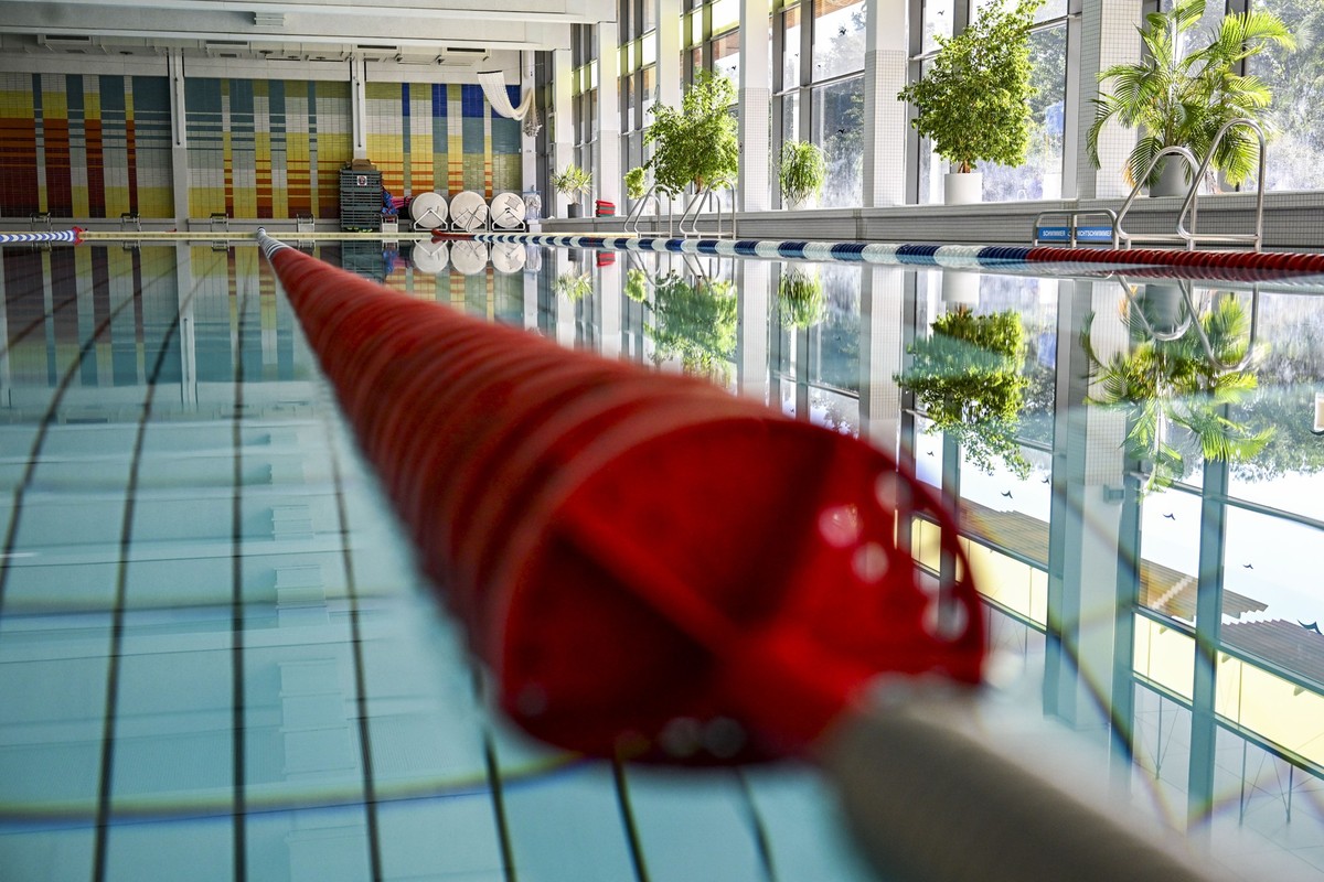 ARCHIV - 15.08.2023, Berlin: Ein Schwimmbad. Der Zweitklässler starb bei seinem ersten Schwimmunterricht. (zu dpa: «Kind stirbt nach Schwimmunterricht: Lehrerinnen verurteilt») Foto: Jens Kalaene/dpa ...