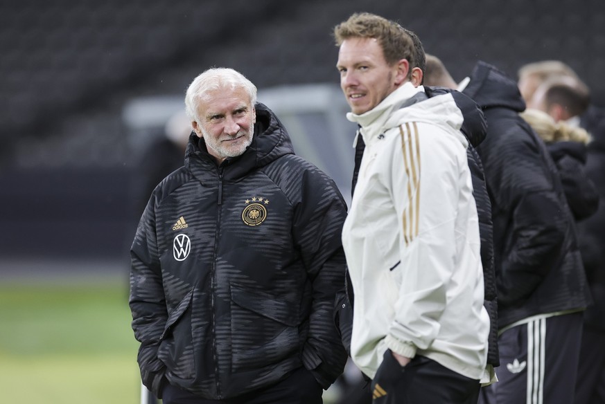 ARCHIV - 17.11.2023, Berlin: Fußball: Nationalmannschaft, Abschlusstraining vor dem Länderspiel gegen Türkei im Olympiastadion. Rudi Völler (l), Direktor der deutschen A-Nationalmannschaft der Männer, ...