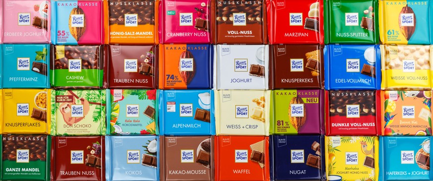 Stuttgart, Deutschland - 1. März 2021: Ritter Sport Schokolade Schokoladen verschiedene Sorten Hintergrund in Deutschland.