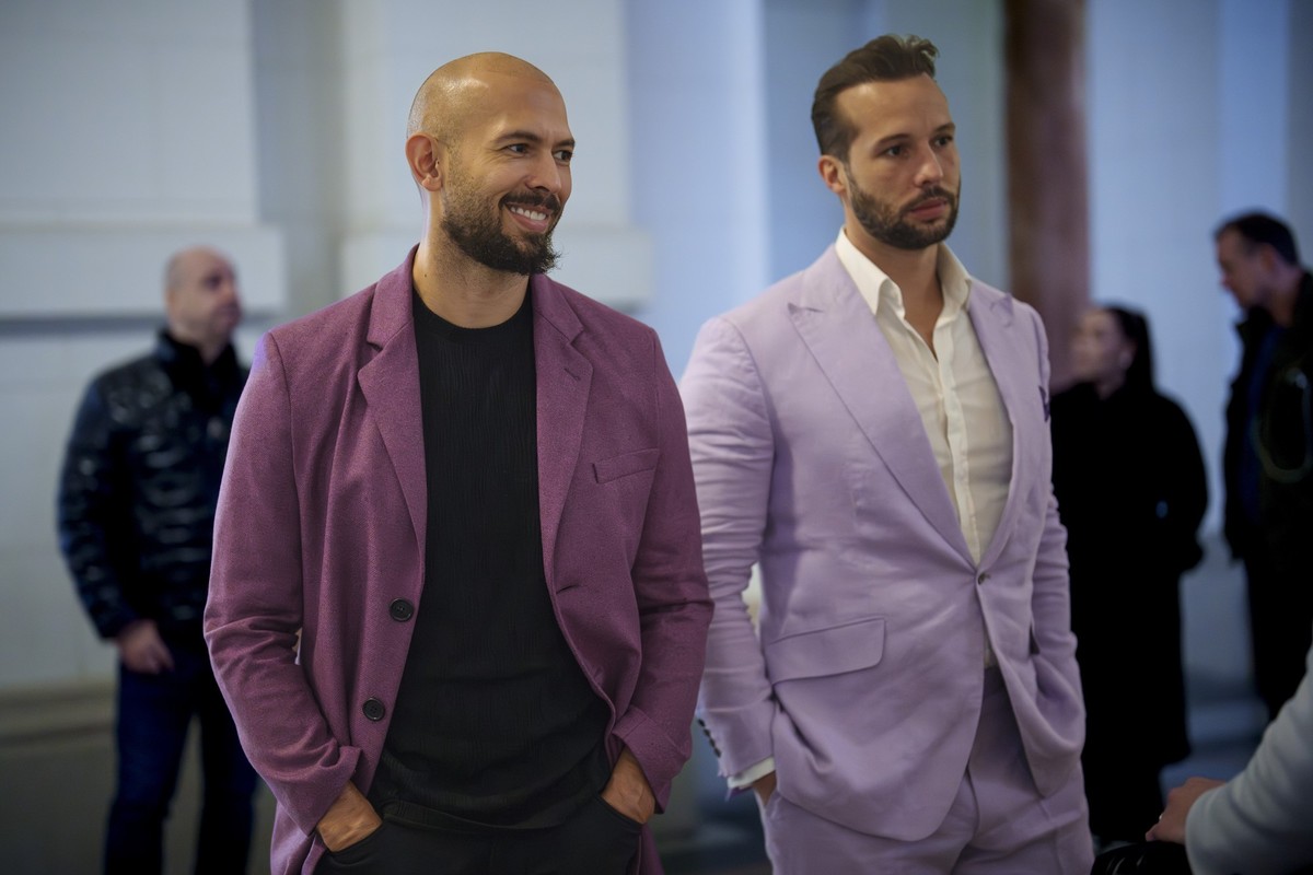 10.12.2024, Rumänien, Bukarest: Andrew Tate (l) lächelt neben seinem Bruder Tristan im Gebäude des Berufungsgerichts in Bukarest. Die Tate-Brüder sollen Frauen sexuell ausgebeutet haben. Foto: Vadim G ...