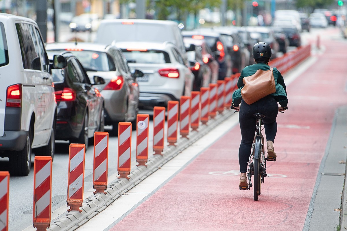 ARCHIV - 31.08.2021, Hessen, Frankfurt/Main: Eine Fahrradfahrerin f�hrt auf einer Fahrradspur an einer Stra�e. Am Sonntag �bergeben mehrere Verb�nde gesammelte Unterschriften zu einem Volksbegehren f� ...