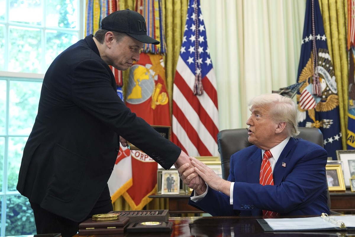 ARCHIV - 30.05.2025, USA, Washington: US-Präsident Donald Trump (r) schüttelt die Hand von seinem Berater Elon Musk während einer Pressekonferenz im Oval Office des Weißen Hauses. (zu dpa: «Allianz vo ...