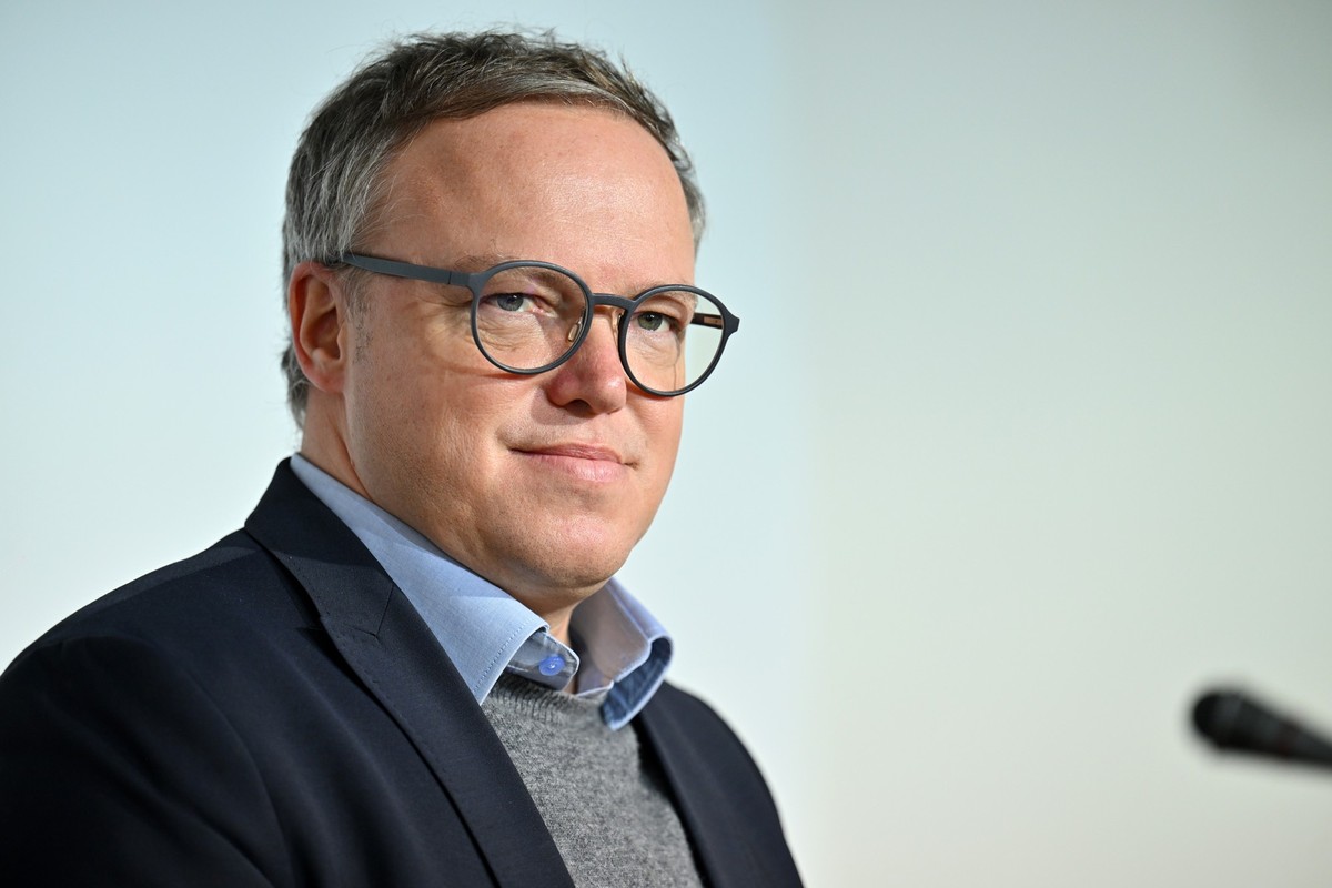 ARCHIV - 06.11.2024, Th�ringen, Erfurt: Mario Voigt, CDU-Fraktionschef in Th�ringen, sitzt auf dem Podium in der Landespressekonferenz, die im Vorfeld der n�chsten Sitzung des Landtags stattfindet. Di ...