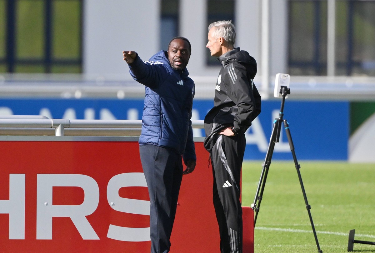 Ben Manga Sportdirektor Schalke 04, li., nach dem Training mit Trainer Kees van Wonderen FC Schalke 04 07.10.2024, Fussball Saison 2024/2025, 2. Bundesliga, Training FC Schalke 04 Gelsenkirchen Traini ...
