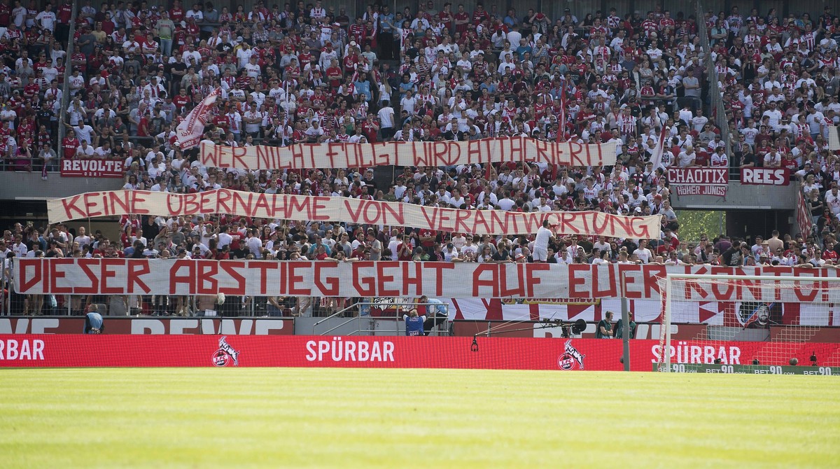 Transparente in der Fankurve von K, Dieser Abstieg geht auf euer Konto Fanprotest, Protest, Fussball 1. Bundesliga, 33. Spieltag, 1. FC Koeln (K) - FC Bayern Muenchen (M), am 05.05.2018 in Koeln/ Deut ...