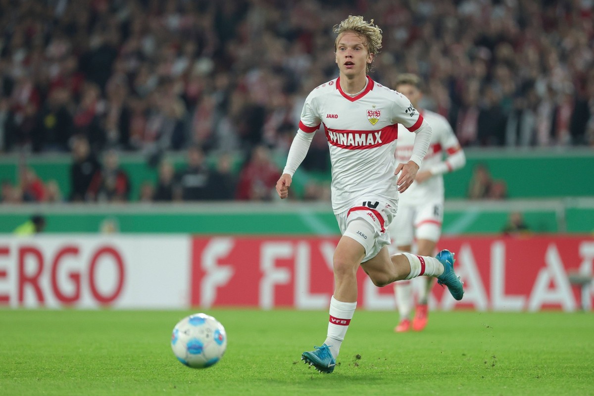 Stuttgart , Fussball DFB Pokal 2. Runde VfB Stuttgart vs. FC Kaiserslautern , Frans Kr�tzig VfB Gem�� den Vorgaben des DFB Deutschen Fu�ball Bundes ist es untersagt, in dem Stadion und/oder vom Spiel  ...