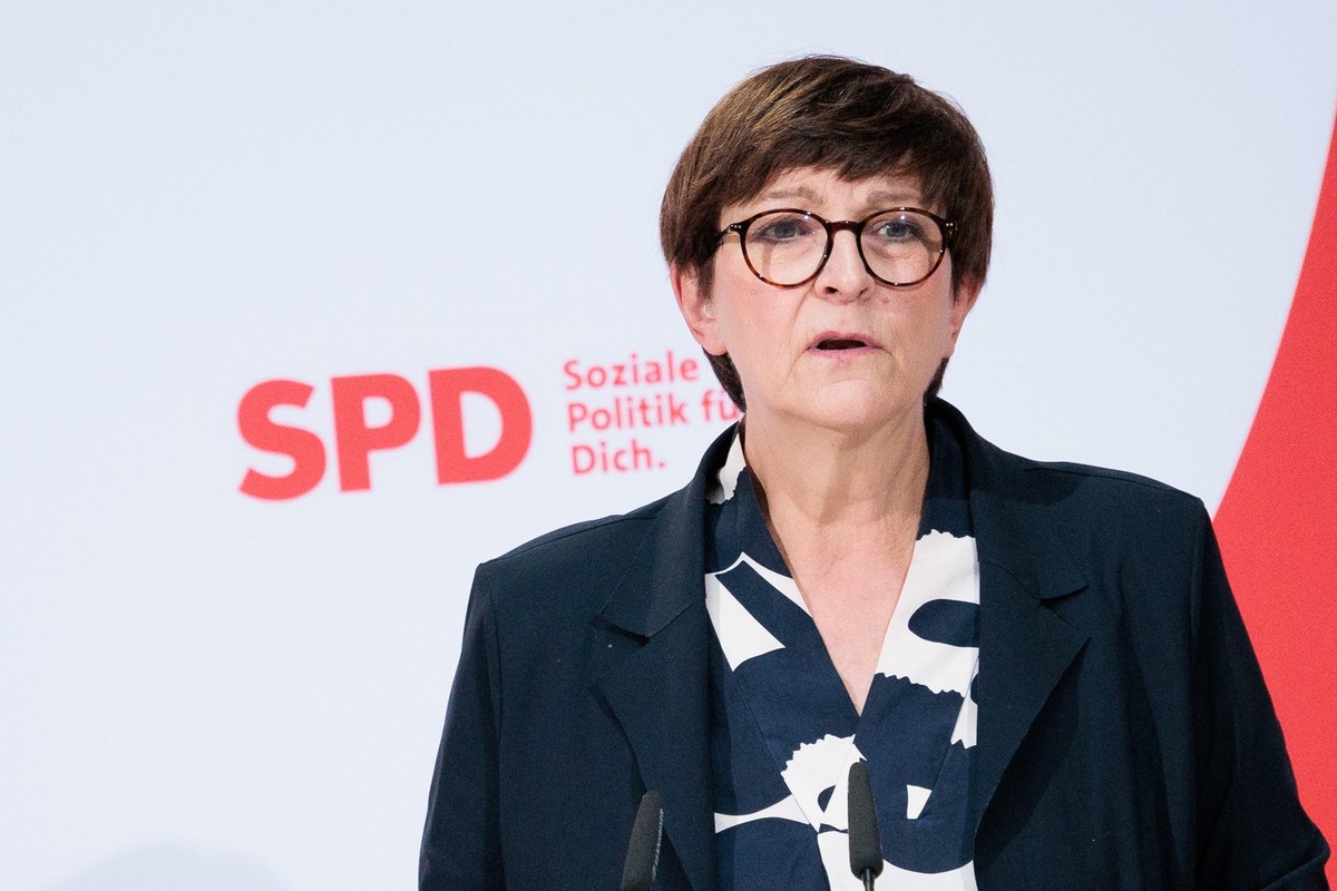 04.11.2024, Berlin: Saskia Esken, Vorsitzende der SPD, äußert sich bei einer Pressekonferenz nach der des SPD-Präsidiums im Willy-Brandt-Haus. Foto: Carsten Koall/dpa +++ dpa-Bildfunk +++