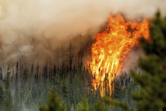 03.07.2023, Kanada, Fort St. John: Ein Waldbrand wütet in der Region Donnie Creek. Nach Angaben des Waldbrandbekämpfungsdienst der kanadischen Provinz British Columbia hat das Feuer 571.512 Hektar Wal ...