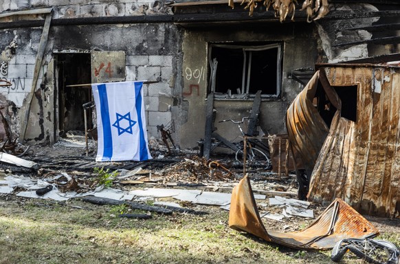 20.12.2023, Israel, Beeri: Blick auf ein zerstörtes Gebäude im Kibbutz Beeri, einem der am stärksten betroffenen Gebiete der Hamas am 7. Oktober. Foto: Ilia Yefimovich/dpa +++ dpa-Bildfunk +++