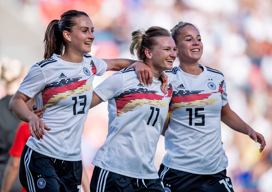 Die deutschen Nationalspielerinnen Alexandra Popp (Mitte) mit Sara Daebritz (links) und Giulia Gwinn verdienen ein Vielfaches weniger als ihre männlichen Kollegen.