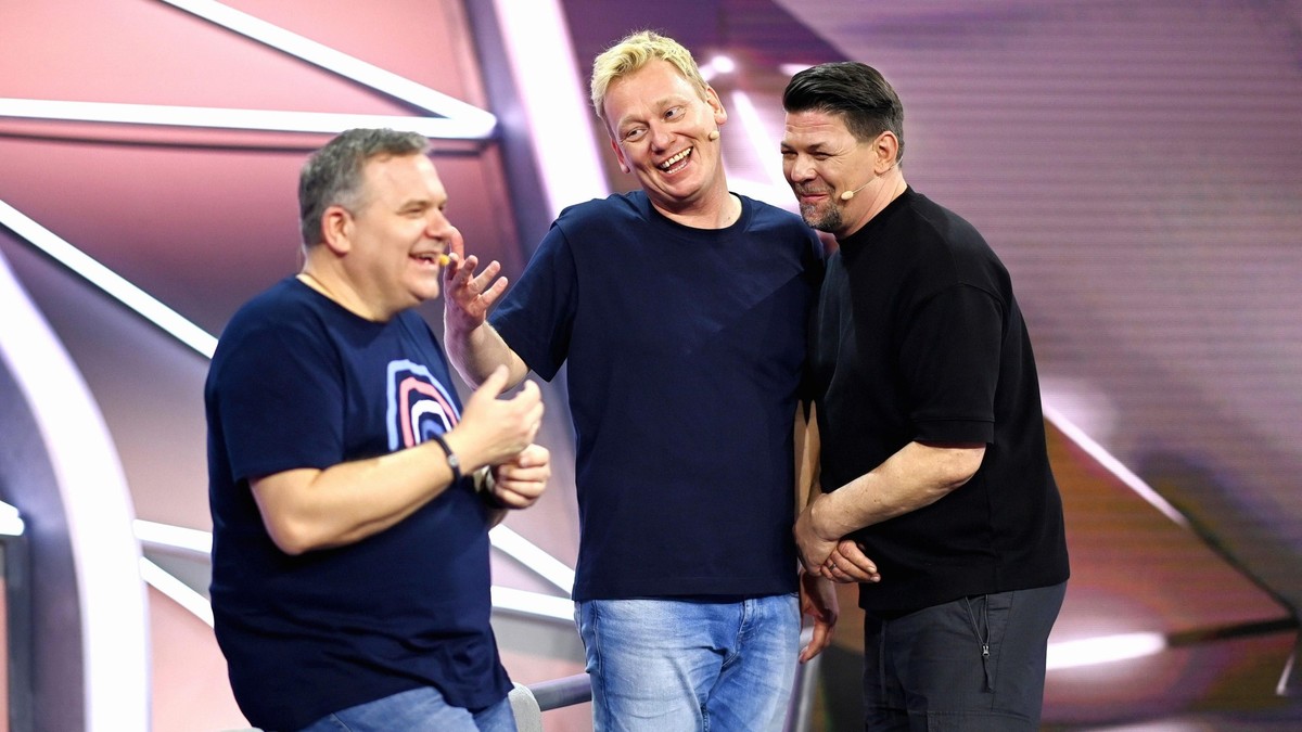 (v.l.) Elton, Jens &quot;Knossi&quot; Knossalla, Tim Mälzer (Challenge: Hammerhand)

+++ Die Verwendung des sendungsbezogenen Materials ist nur mit dem Hinweis und Verlinkung auf RTL+ gestattet. +++