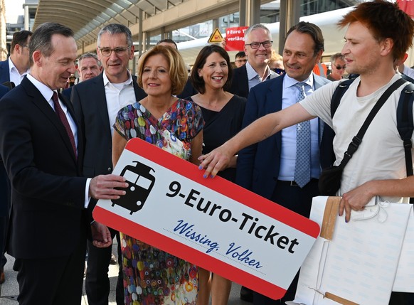 Verkehrsminister Volker Wissing (links) nimmt das 9-Euro-Ticket von einem Klimaaktivisten entgegen.