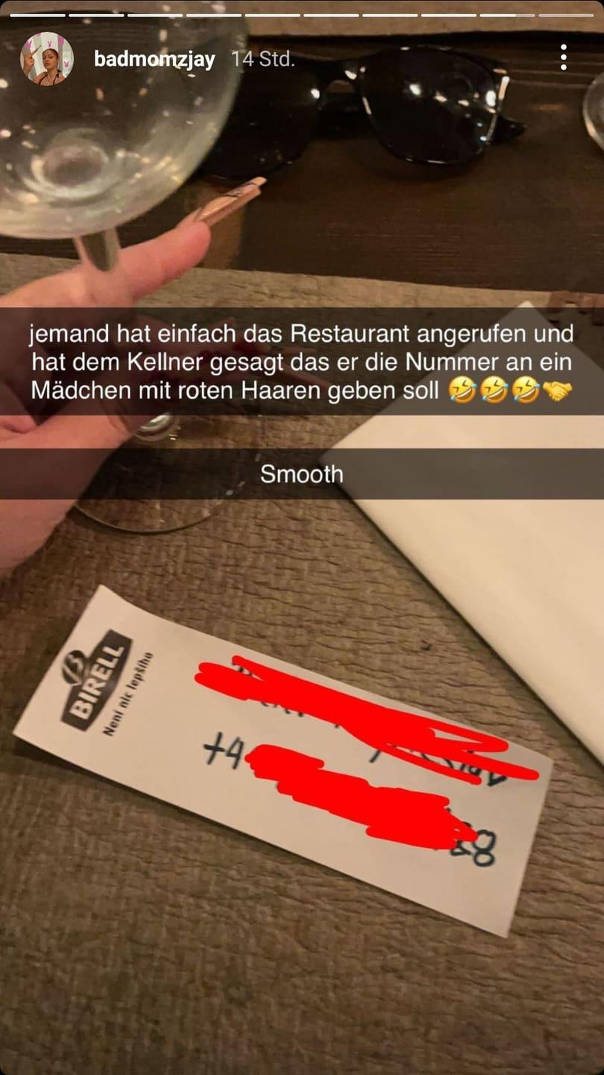 Badmómzjay berichtete ihrer Community vom witzigen Erlebnis im Restaurant.
