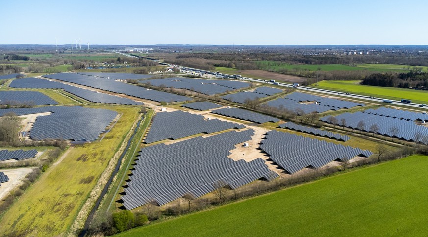 PRODUKTION - 19.04.2023, Schleswig-Holstein, Wasbek: Eine neue Solaranlage steht neben Feldern und der Autobahn bei Neumünster. Ein 40 Hektar großer-Solarpark in Schleswig-Holstein soll den Grünstroma ...